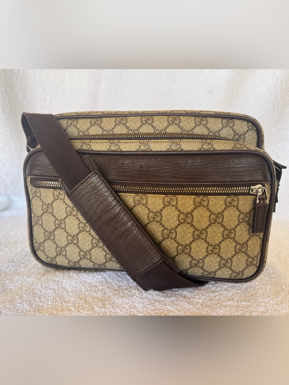 Gucci Vintage GG Supreme shoulder or crossbody bag.